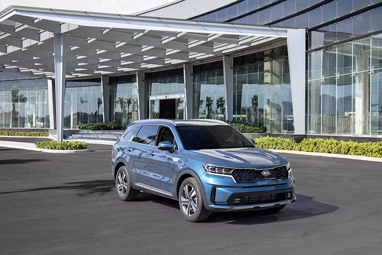 Động cơ của Kia Sorento 2021 là tùy chọn Smartstream diesel 2.2L công suất 198 mã lực và mô-men xoắn 440 Nm, kết hợp số tự động 8 cấp ly hợp kép và máy xăng Smartstream 2.5L, đi kèm số tự động 6 cấp. Hệ dẫn động 4 bánh AWD có trên các bản phiên cao cấp và có 4 chế độ lái, 3 chế độ địa hình. 