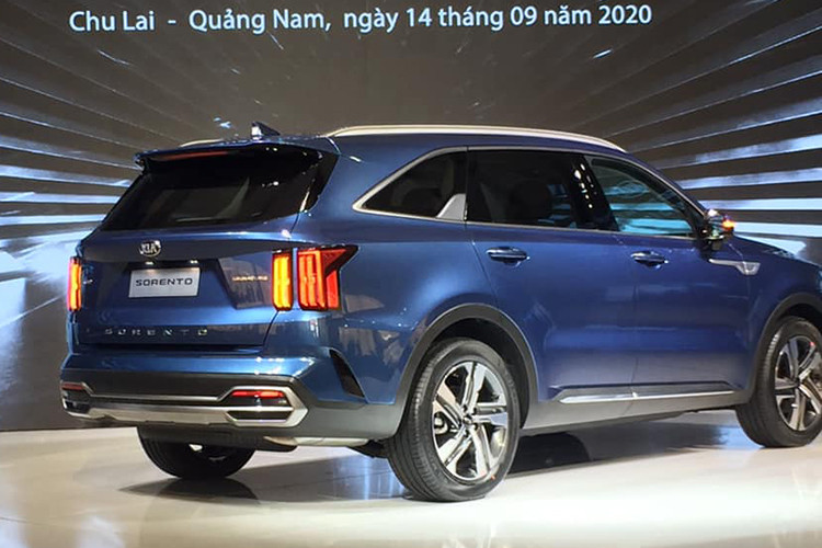 Về ngoại hình, Kia Sorento thế hệ mới dài hơn 10 mm so với trước đây, chiều dài cơ sở của mẫu xe này tăng 35 mm lên 2.815 mm, tăng 30 mm không gian tính từ phía sau trụ A về phía đuôi xe. Điều này khiến chiếc xe trở nên cao cấp hơn, rộng rãi hơn so với phiên bản đang bán tại Việt Nam.