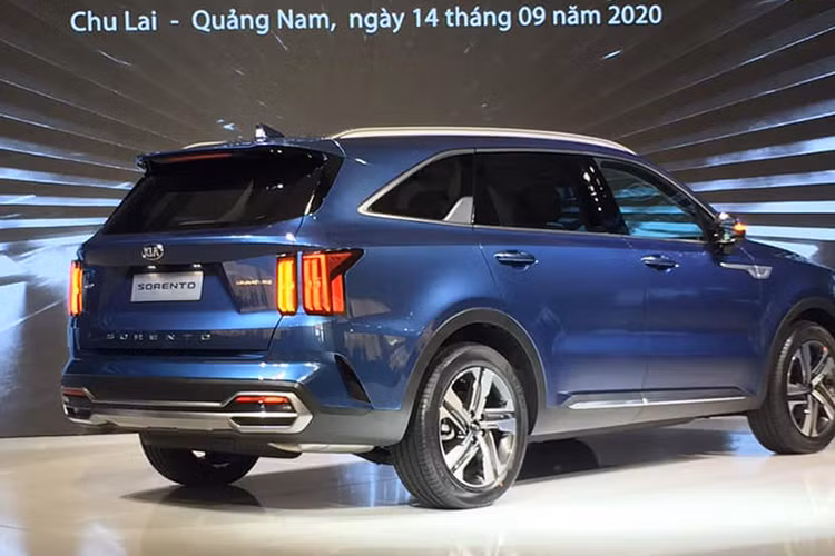 Về ngoại hình, Kia Sorento thế hệ mới dài hơn 10 mm so với trước đây, chiều dài cơ sở của mẫu xe này tăng 35 mm lên 2.815 mm, tăng 30 mm không gian tính từ phía sau trụ A về phía đuôi xe. Điều này khiến chiếc xe trở nên cao cấp hơn, rộng rãi hơn so với phiên bản đang bán tại Việt Nam.