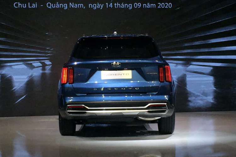 Thiết kế mặt bên mang đến cảm giác thể thao và mạnh mẽ với các đường gân dập nổi dọc thân xe. Điểm nổi bật đáng chú ý phía sau xe là hệ thống đèn hậu thiết kế theo phương thẳng đứng kết hợp ốp cản sau trang trí theo phương ngang và các đường gân thể thao nối liền hai bên hông xe. Gạt nước mưa phía sau được khéo léo ẩn trong cánh gió phía trên và chỉ xuất hiện khi hoạt động.