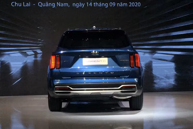 Thiết kế mặt bên mang đến cảm giác thể thao và mạnh mẽ với các đường gân dập nổi dọc thân xe. Điểm nổi bật đáng chú ý phía sau xe là hệ thống đèn hậu thiết kế theo phương thẳng đứng kết hợp ốp cản sau trang trí theo phương ngang và các đường gân thể thao nối liền hai bên hông xe. Gạt nước mưa phía sau được khéo léo ẩn trong cánh gió phía trên và chỉ xuất hiện khi hoạt động.