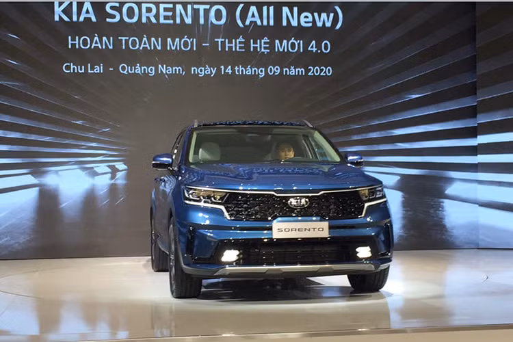 Ngay sau khi ra mắt ở thị trường quốc tế, mẫu xe Kia Sorento 2021 mới thế hệ thứ 4 đã chính thức được nhà phân phối và lắp ráp Thaco sớm đưa về Việt Nam, bỏ qua phiên bản thế hệ thứ 3. Kia Sorento 2021 sẽ được lắp ráp trong nước và hưởng chính sách ưu đãi 50% phí trước bạ.