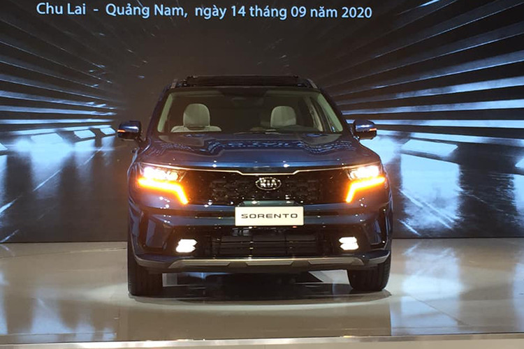 So với phiên bản tiền nhiệm đang bán ra, Kia Sorento 2021 mới có ngoại thất hầm hố và bắt mắt hơn hẳn, đi theo ngôn ngữ thiết kế "Refined Boldness" với đặc trưng là lưới tản nhiệt dạng mũi hổ. Phần đèn pha là dạng LED với thiết kế nằm ngay nối với nhau qua lưới tản nhiệt.