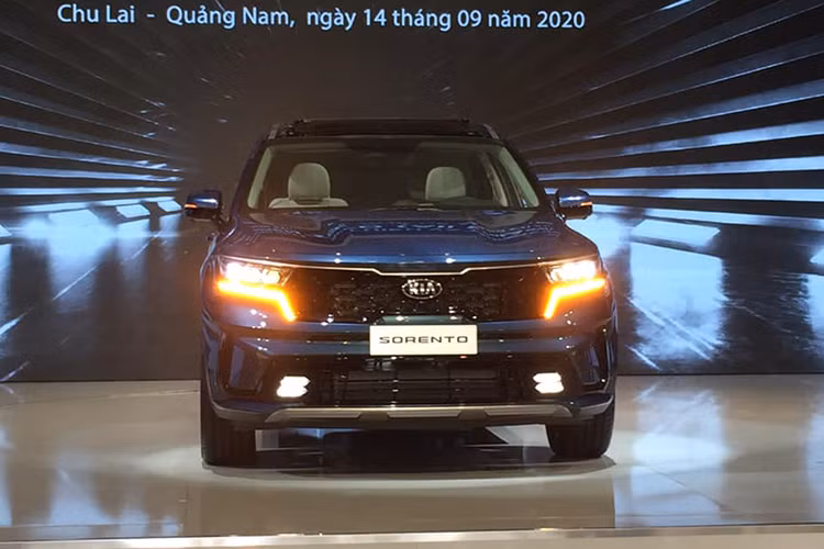 So với phiên bản tiền nhiệm đang bán ra, Kia Sorento 2021 mới có ngoại thất hầm hố và bắt mắt hơn hẳn, đi theo ngôn ngữ thiết kế "Refined Boldness" với đặc trưng là lưới tản nhiệt dạng mũi hổ. Phần đèn pha là dạng LED với thiết kế nằm ngay nối với nhau qua lưới tản nhiệt.