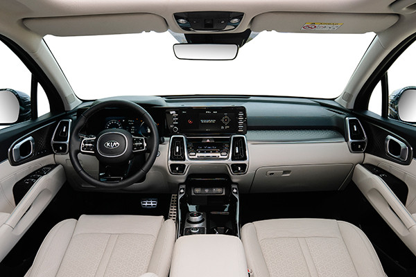 Nội thất bên trong sẽ rộng rãi hơn nhiều so với các mẫu SUV hạng trung khác đi kèm với các gói nội thất tốt hơn với bố trí khoa học. Lần đầu tiên, Sorento sẽ có tùy chọn 6 chỗ ngồi với hàng ghế thứ 2 thiết kế riêng lẻ như những mẫu xe hạng sang. Ngoài ra, hàng ghế trước chỉnh điện có nhớ ghế, hàng ghế sau gập 60:40.