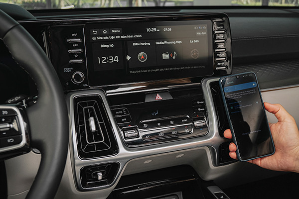 Một tính năng thú vị khác của Kia Sorento 2021 là khởi động từ xa thông qua khóa điện tử thông minh; giúp người dùng khởi động, mở trước điều hòa làm mát xe từ xa. Hệ thống sưởi, làm mát ghế thông minh trên Sorento mới có khả năng tự động bật làm mát ghế hoặc sưởi vô lăng, sưởi ghế để điều chỉnh nhiệt độ không khí như mong muốn.