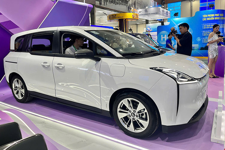 Đây là lần đầu tiên mẫu xe điện Trung Quốc này xuất hiện trước công chúng trong nước với kế hoạch lắp ráp nội địa và phân phối tại Việt Nam từ quý III/2025. Theo chia sẻ từ đại diện Thái Hưng, xe sẽ được lắp ráp tại nhà máy ở Thái Bình. Giá xe Bestune NAT 2025 dự kiến khi ra mắt vào cuối năm nay vào khoảng 600 triệu đồng.