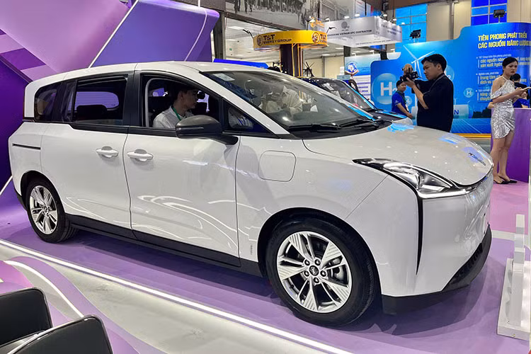 Đây là lần đầu tiên mẫu xe điện Trung Quốc này xuất hiện trước công chúng trong nước với kế hoạch lắp ráp nội địa và phân phối tại Việt Nam từ quý III/2025. Theo chia sẻ từ đại diện Thái Hưng, xe sẽ được lắp ráp tại nhà máy ở Thái Bình. Giá xe Bestune NAT 2025 dự kiến khi ra mắt vào cuối năm nay vào khoảng 600 triệu đồng.