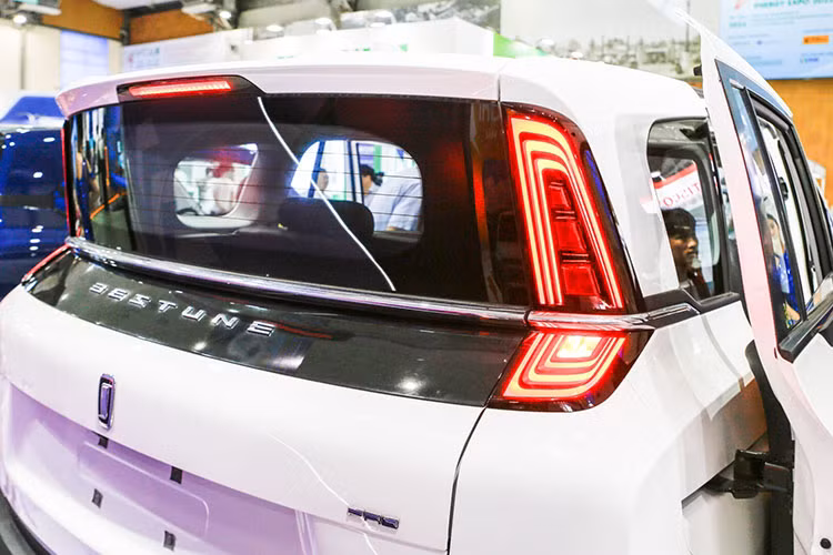 Xe MPV điện Bestune NAT có cấu hình 5 chỗ ngồi, sử dụng khung gầm liền khối với hệ thống treo trước MacPherson và treo sau dạng dầm xoắn bán độc lập. Xe trang bị phanh đĩa phía trước và phanh tang trống phía sau, cùng bộ mâm 17 inch đi kèm lốp kích thước 215/55 R17.