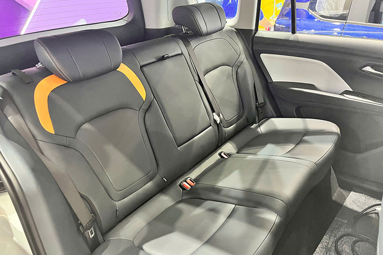 Dưới nắp ca-pô, Bestune NAT của Trung Quốc sở hữu mô-tơ điện cho công suất 160 mã lực và mô-men xoắn 155 Nm, đi kèm hộp số đơn cấp. 