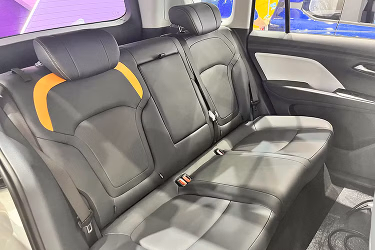 Dưới nắp ca-pô, Bestune NAT của Trung Quốc sở hữu mô-tơ điện cho công suất 160 mã lực và mô-men xoắn 155 Nm, đi kèm hộp số đơn cấp. 