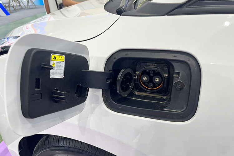 Theo công bố, nếu sạc bằng dòng AC tại nhà, thời gian để sạc đầy pin là khoảng 8,4 giờ. Xe cũng hỗ trợ sạc nhanh DC. Tuy nhiên vấn đề trạm sạc công cộng cho xe điện Trung Quốc tại Việt Nam là cả một vấn đề.