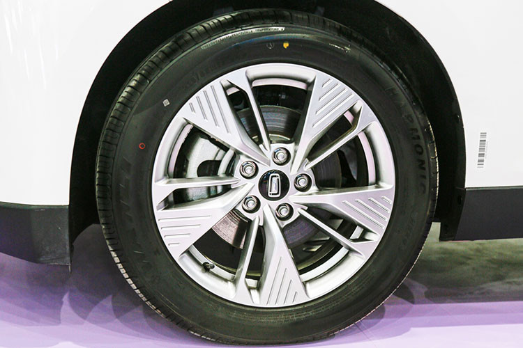 Về thiết kế, mẫu xe này mang phong cách hiện đại với các đường nét bo tròn, cụm đèn pha LED nối liền bằng dải LED định vị, trong khi đèn hậu LED có tạo hình độc đáo. Một điểm nhấn thiết kế đáng chú ý là cấu trúc cửa bất đối xứng: cửa sau bên phụ dạng trượt điện, trong khi cửa sau bên lái vẫn giữ kiểu bản lề mở truyền thống.