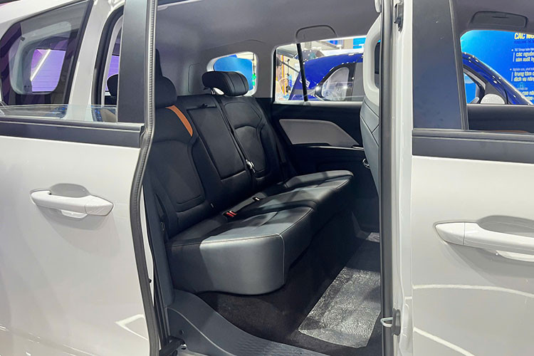 Vì là dòng xe MPV chạy điện phân khúc giá rẻ, nên Bestune NAT chỉ được trang bị ghế ngồi bọc da, ghế lái chỉnh tay, điều hòa chỉnh cơ và có cửa gió dành riêng cho hàng ghế sau.