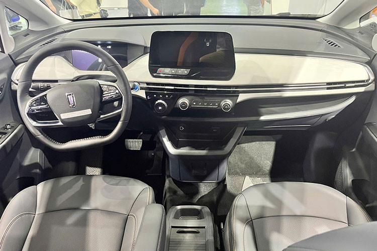 Khoang nội thất của Bestune NAT theo đuổi xu hướng tối giản. Xe có cụm đồng hồ kỹ thuật số phía sau vô-lăng, màn hình cảm ứng giải trí trung tâm 10 inch, cần số dạng núm xoay và vô-lăng đáy phẳng.