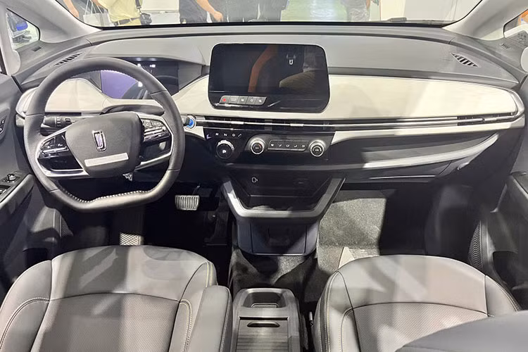 Khoang nội thất của Bestune NAT theo đuổi xu hướng tối giản. Xe có cụm đồng hồ kỹ thuật số phía sau vô-lăng, màn hình cảm ứng giải trí trung tâm 10 inch, cần số dạng núm xoay và vô-lăng đáy phẳng.