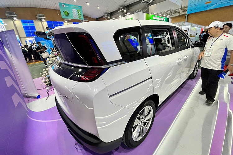 Trang bị an toàn trên Bestune NAT có chống bó cứng phanh ABS, phân phối lực phanh điện tử EBD, hỗ trợ phanh khẩn cấp BA, cân bằng điện tử, kiểm soát lực kéo, hỗ trợ khởi hành ngang dốc, cảm biến lùi, camera lùi, phanh tay điện tử, giữ phanh tự động Auto Hold và hai túi khí phía trước.