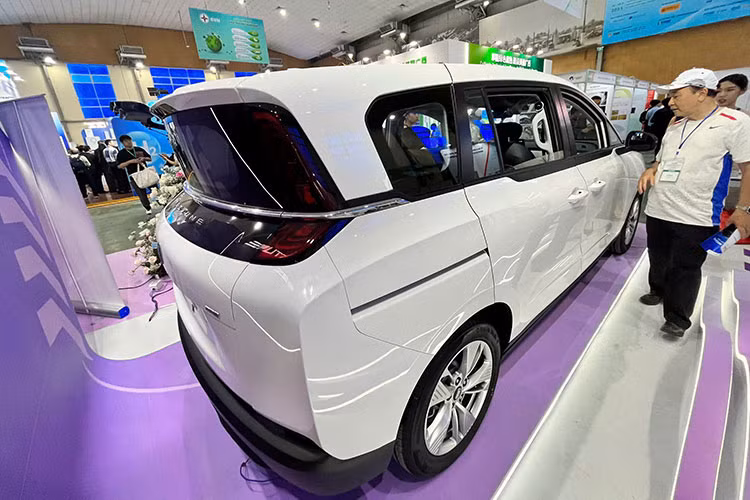 Trang bị an toàn trên Bestune NAT có chống bó cứng phanh ABS, phân phối lực phanh điện tử EBD, hỗ trợ phanh khẩn cấp BA, cân bằng điện tử, kiểm soát lực kéo, hỗ trợ khởi hành ngang dốc, cảm biến lùi, camera lùi, phanh tay điện tử, giữ phanh tự động Auto Hold và hai túi khí phía trước.