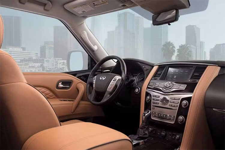 Infiniti QX80 2018 sở hữu nội thất hầu như không có gì thay đổi so với trước. Chỉ có một vài chi tiết mới như ốp gỗ mới, giá đựng cốc tái thiết kế và hệ thống chiếu sáng cụm điều khiển trung tâm khác biệt, bổ sung vật liệu cách âm, thảm sàn màu đen và hệ thống thông tin giải trí hàng ghế sau với màn hình cỡ lớn hơn cho QX80 2018.