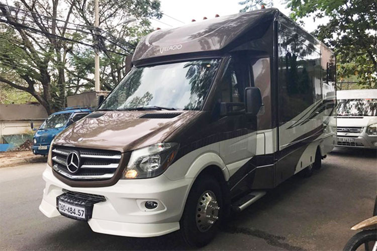 Hiện chưa rõ chủ nhân tại Hà Nội đã phải chi bao nhiêu tiền để sở hữu "ngôi nhà di động" này. Tại thị trường Mỹ, mẫu xe hàng khủng này có giá khởi điểm 137.239 USD (tương đương 3,06 tỷ đồng). Trong khi đó, tại thời điểm chiếc xe về Việt Nam hồi năm 2016, đại lý tư nhân nhập khẩu đã tiết lộ mức giá khoảng 8 tỷ đồng.