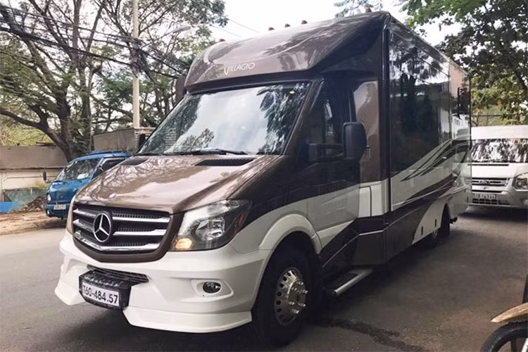 Hiện chưa rõ chủ nhân tại Hà Nội đã phải chi bao nhiêu tiền để sở hữu "ngôi nhà di động" này. Tại thị trường Mỹ, mẫu xe hàng khủng này có giá khởi điểm 137.239 USD (tương đương 3,06 tỷ đồng). Trong khi đó, tại thời điểm chiếc xe về Việt Nam hồi năm 2016, đại lý tư nhân nhập khẩu đã tiết lộ mức giá khoảng 8 tỷ đồng.