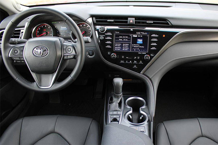 Thiết kế nội thất các xe năm nay đều lãng mạn và hiện đại giống như những mẫu concept hơn là những chiếc xe thực tế. Đầu tiên là chiếc sedan Toyota Camry, xe có giá 39.253 USD. Nội thất xe hài hòa và nổi bật với sự kết hợp giữa các chi tiết bọc da và nhựa xám. Các màn hình được thiết kế thông minh và vận hành hiệu quả.