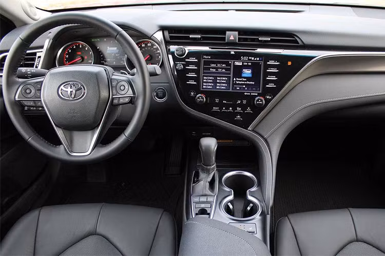 Thiết kế nội thất các xe năm nay đều lãng mạn và hiện đại giống như những mẫu concept hơn là những chiếc xe thực tế. Đầu tiên là chiếc sedan Toyota Camry, xe có giá 39.253 USD. Nội thất xe hài hòa và nổi bật với sự kết hợp giữa các chi tiết bọc da và nhựa xám. Các màn hình được thiết kế thông minh và vận hành hiệu quả.