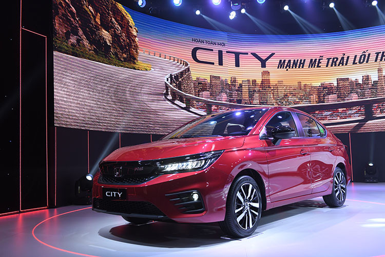 Honda City thế hệ mới sở hữu ngoại thất thể thao với trang bị lốp xe lớn, hạ thấp trọng tâm xa và thân xe kéo dài hơn. Cụ thể, kích thước dài x rộng x cao lần lượt là 4.553 mm x 1.748 mm x 1.467 mm, với chiều rộng và dài tăng lên lần lượt là 54 mm, 113 mm, đồng thời trọng tâm xe được hạ thấp 10 mm so với phiên bản trước đó.