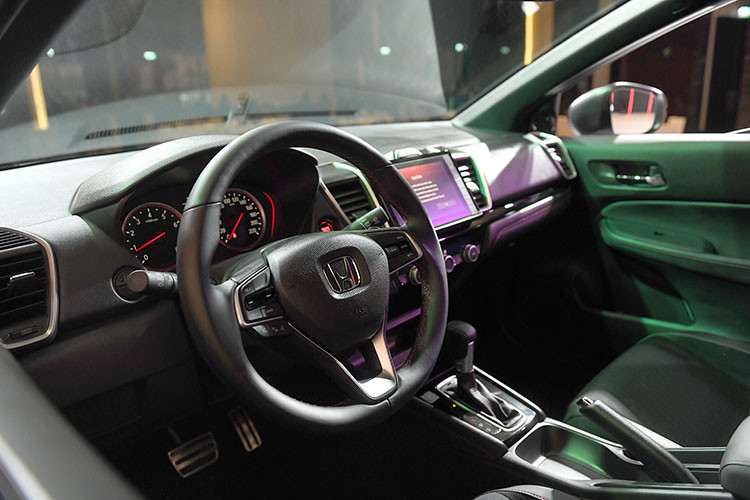 Ngoài ra, để tăng thêm tính tiện nghi cho người dùng, trên phiên bản cao cấp RS của Honda City 2020 đã được bổ sung thêm tính năng khởi động từ xa để có thể bật trước điều hoà trong xe giúp làm ấm hoặc làm mát nội thất của xe trước khi bắt đầu cuộc hành trình. Đây sẽ là một tính năng hấp dẫn cho các khách hàng Việt Nam vào những ngày hè nóng bức.