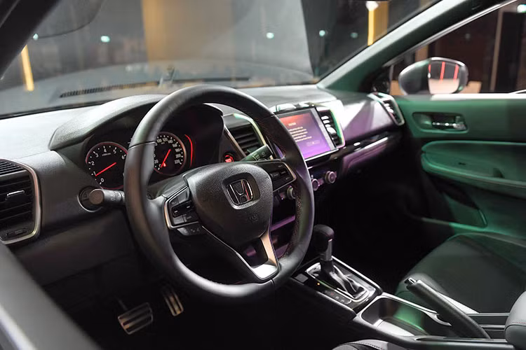 Ngoài ra, để tăng thêm tính tiện nghi cho người dùng, trên phiên bản cao cấp RS của Honda City 2020 đã được bổ sung thêm tính năng khởi động từ xa để có thể bật trước điều hoà trong xe giúp làm ấm hoặc làm mát nội thất của xe trước khi bắt đầu cuộc hành trình. Đây sẽ là một tính năng hấp dẫn cho các khách hàng Việt Nam vào những ngày hè nóng bức.