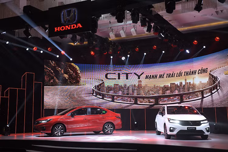 Đặc biệt, đây sẽ là lần đầu tiên Honda Việt Nam giới thiệu đến khách hàng phiên bản thể thao RS (Road Sailing) của Honda City. Là sự kết hợp của phong cách thể thao và sự tiện dụng hàng ngày của một mẫu xe gia đình, Honda City RS 2021 mới đại diện cho tinh thần thể thao, luôn hướng đến sự năng động, phóng khoáng trong sáng tạo nhưng vẫn theo đuổi đỉnh cao của sự hoàn mỹ, tinh tế.