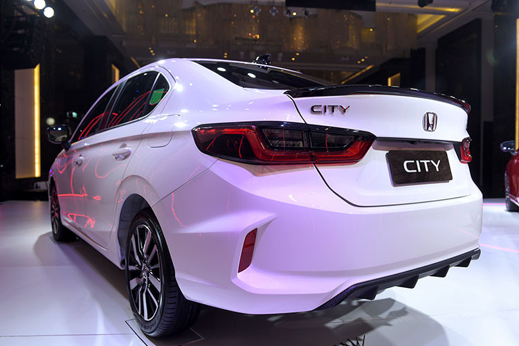 Các trang bị an toàn của Honda City 2021 tại Việt Nam cũng không có gì khác biệt so với trước đây vì không được trang bị gói công nghệ Honda Sensing. Cụ thể, xe vẫn đi kèm hệ thống kiểm soát hành trình Cruise Control, phanh chống bó cứng ABS, phân bổ lực phanh điện tử EBD, phanh khẩn cấp BA, hỗ trợ khởi hành ngang dốc HSA, phanh khẩn cấp ESS, hệ thống cân bằng điện tử VSA, camera lùi và có tới 6 túi khí. 