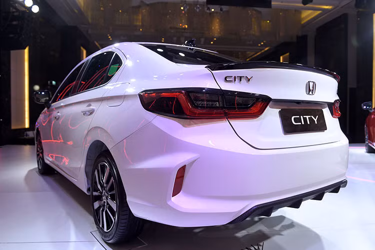 Các trang bị an toàn của Honda City 2021 tại Việt Nam cũng không có gì khác biệt so với trước đây vì không được trang bị gói công nghệ Honda Sensing. Cụ thể, xe vẫn đi kèm hệ thống kiểm soát hành trình Cruise Control, phanh chống bó cứng ABS, phân bổ lực phanh điện tử EBD, phanh khẩn cấp BA, hỗ trợ khởi hành ngang dốc HSA, phanh khẩn cấp ESS, hệ thống cân bằng điện tử VSA, camera lùi và có tới 6 túi khí. 