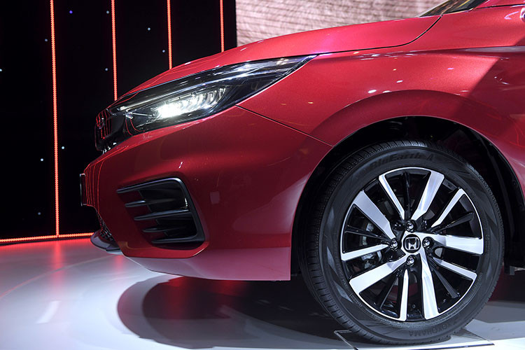 Khác biệt của phiên bản Honda City RS 2021 nằm ở mặt ca-lăng sơn đen cùng logo RS dập nổi, cụm đèn trước full LED hiện đại và cặp đèn sương mù LED. Khuôn hình tổng thể của xe đi theo kiểu tạo hình 3-box trên những mẫu sedan truyền thống.