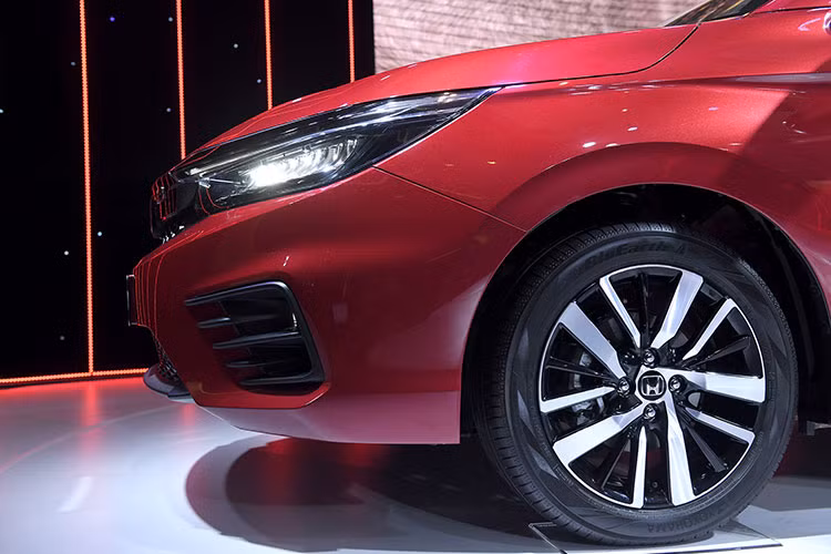 Khác biệt của phiên bản Honda City RS 2021 nằm ở mặt ca-lăng sơn đen cùng logo RS dập nổi, cụm đèn trước full LED hiện đại và cặp đèn sương mù LED. Khuôn hình tổng thể của xe đi theo kiểu tạo hình 3-box trên những mẫu sedan truyền thống.