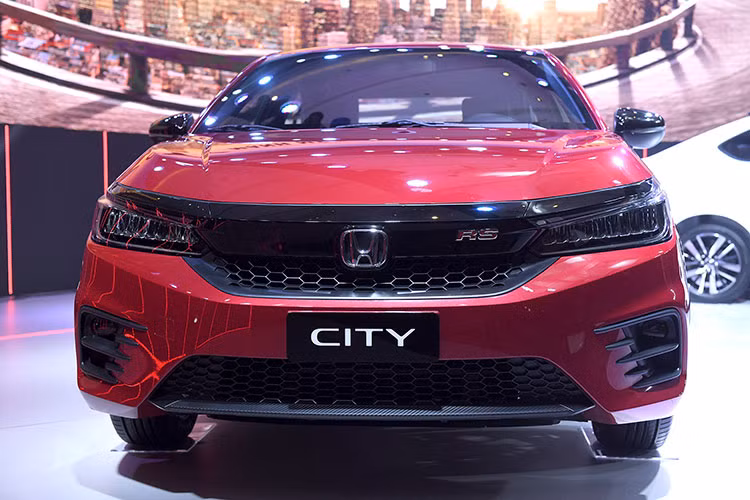 Như vậy, xe có phần dài và rộng hơn nhưng lại thấp hơn một chút so với Honda City cũ. Thế nhưng, chiều dài cơ sở của Honda City 2021 vẫn giữ nguyên ở mức 2.600 mm. Thiết kế ngoại thất của xe cũng có sự thay đổi khi sở hữu bộ vành hợp kim thiết kế mới, mặt ca-lăng đôi cánh được thiết kế cứng cáp vuông vắn hơn, đuôi gió phía sau, đèn hậu LED tái thiết kế mang dáng vẻ trẻ trung hơn.