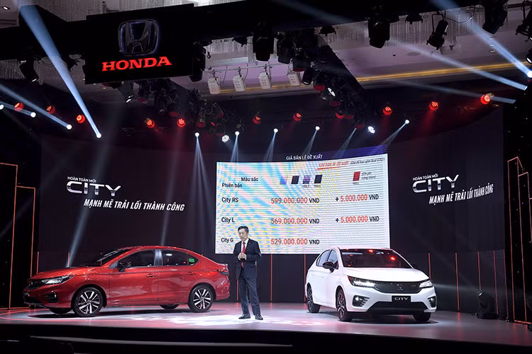 Giá xe Honda City 2021 tương ứng với 3 phiên bản gồm G, L và RS với mức từ 529 triệu, 569 triệu và 599 triệu đồng. Ngoài ra, ở phiên bản L và RS, nếu chọn màu đỏ người dùng sẽ cần phải chi thêm 5 triệu đồng. Xe sẽ bắt đầu được giao từ đầu năm 2021 đồng nghĩa với việc người dùng quan tâm đến mẫu xe này sẽ bỏ lỡ ưu đãi giảm 50% lệ phí trước bạ.