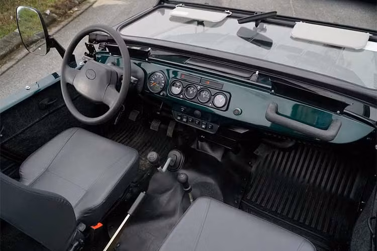 Xe có kích thước (Dài x Rộng x Cao) tương ứng là (4.100 x 1.730 x 2.010)mm, chiều dài cơ sở 2.380mm, khoảng sáng gầm xe 210mm và khả năng lội nước sâu 500mm. Để tăng thêm tính năng địa hình và vẻ ngoài mạnh mẽ cho chiếc xe, nhà phân phối đưa thêm lựa chọn lốp địa hình 265/75/R16 bên cạnh lốp nguyên bản 225/65/R16.