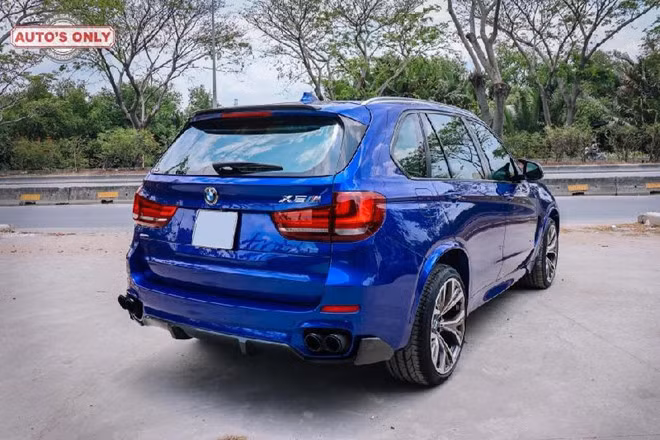 Ngoài ra, cụm đèn trước nguyên bản cuả chiếc SUV hạng sang X5 này cũng đã được thay bằng loại full LED trị giá 300 triệu đồng. Nội thất xe cũng được nâng cấp với màn hình NBT kích thước lớn, camera 360.