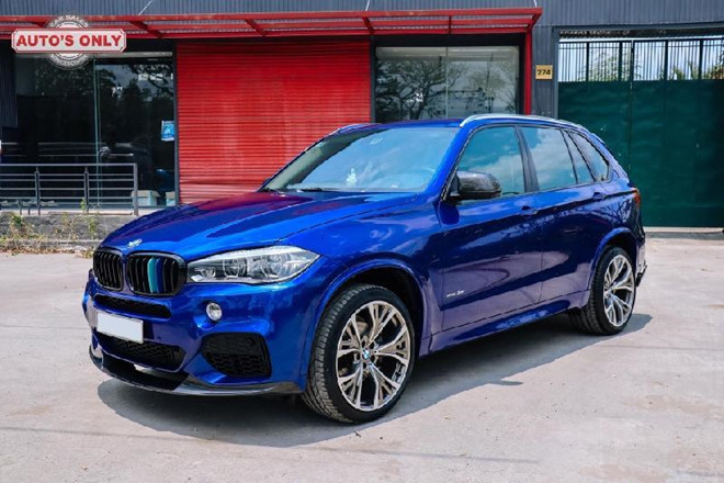 Ngoài ra, chiếc xe BMW X5 độ M-Sport còn được bổ sung ốp gương, tấm khuếch tán gió trước và sau, ốp hông xe làm bằng sợi carbon, hai cặp pô xe thể thao cùng chụp pô Akrapovic.