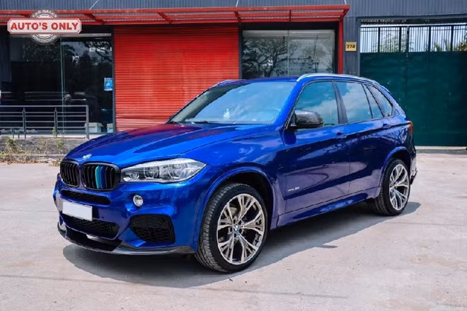 Ngoài ra, chiếc xe BMW X5 độ M-Sport còn được bổ sung ốp gương, tấm khuếch tán gió trước và sau, ốp hông xe làm bằng sợi carbon, hai cặp pô xe thể thao cùng chụp pô Akrapovic.