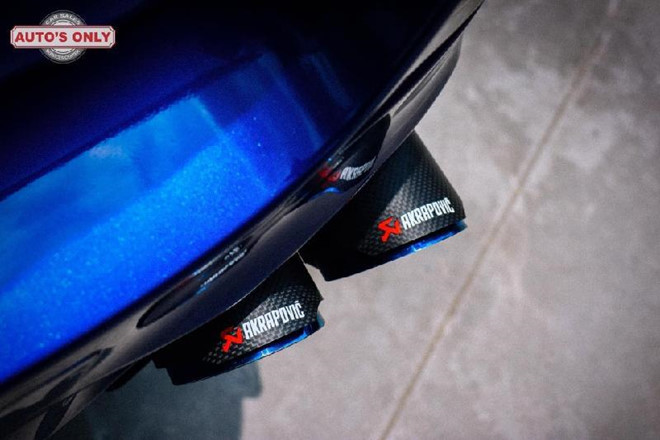 So với nguyên bản, xe có phần cản trước và cản sau mới, hốc hút gió cỡ lớn như trên những chiếc BMW X5 M-Performance thực thụ. 