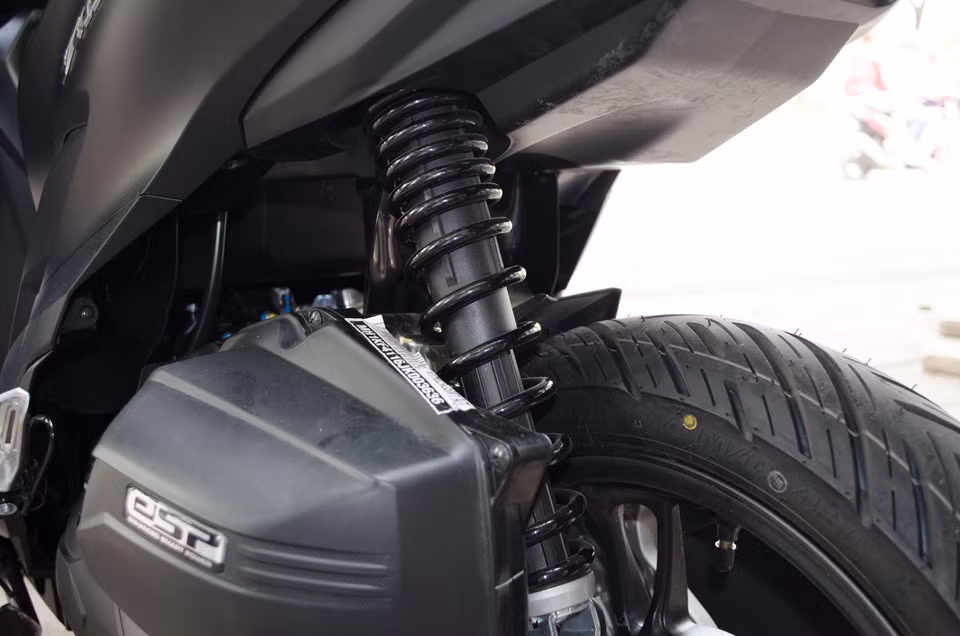 Giảm xóc dạng monoshock và phanh tang trống phía sau. Ở phiên bản Vario 125 vẫn sử dụng thiết kế mâm 5 chấu hình chữ Y tương tự thế hệ trước, còn phiên bản 150 sử dụng mâm thiết kế 5 chấu kép mới.