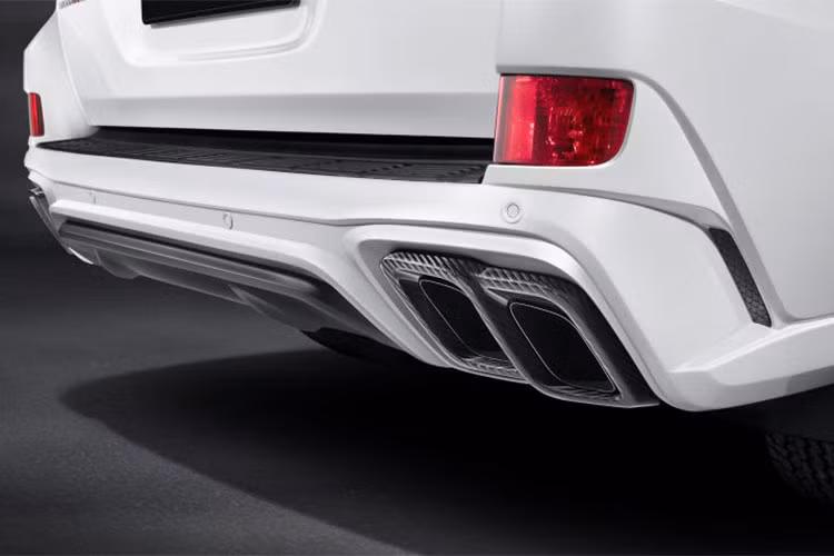 Nếu là fan của những cỗ máy dầu, khách hàng có thể mua Toyota Land Cruiser HRS Sport với động cơ diesel V8, tăng áp kép, dung tích 4,5 lít, tạo ra công suất tối đa 268 mã lực và mô-men xoắn cực đại 650 Nm. Cả hai động cơ đều đi với hộp số tự động 6 cấp và hệ dẫn động 4 bánh.