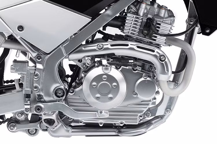 Tất cả 4 phiên bản KLX 150 đời mới 2017 nói trên đều được Kawasaki tại Indonesia trang bị động cơ SOHC, xy-lanh đơn, dung tích 144 phân khối, làm mát bằng không khí, công suất tối đa 12 mã lực tại 8.000 vòng/phút và mô-men xoắn cực đại 11,3Nm tại 6.500 vòng/phút. Hộp số 5 cấp.