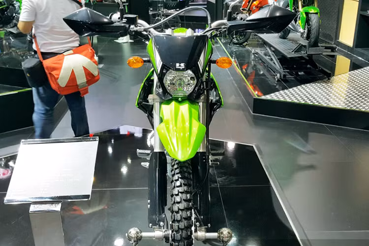 Cụ thể, tại thị trường Indonesia, phiên bản tiêu chuẩn của mẫu xe cào cào cỡ nhỏ Kawasaki KLX 150 và KLX 150BF mới vừa chính thức ra mắt đều được sơn màu xanh và đen. Bản KLX 150BF SE ra mắt với màu xanh lá cây và xanh da trời. Riêng phiên bản cao cấp nhất KLX 150BF SE Extreme được định vị màu xanh-vàng, xanh-cam. 