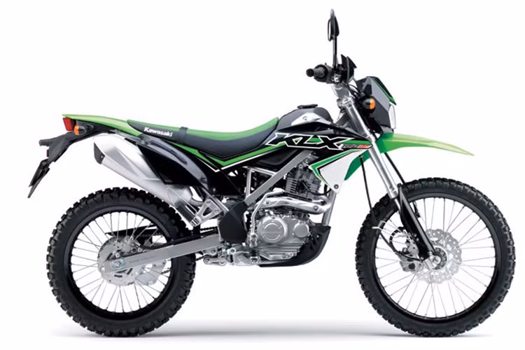 Tại thị trường Indonesia - Kawasaki KLX 150 sẽ được bán ra ra gồm 4 phiên bản đi kèm màu sơn và tem xe sinh động bắt mắt. Giá bán cho mẫu xe cào cào phượt này từ 49 triệu đồng (bản tiêu chuẩn). Theo đại diện Kawasaki tại đây cho biết, mẫu xe này được hãng hướng tới các khách hàng trẻ tuổi đam mê khám phá.