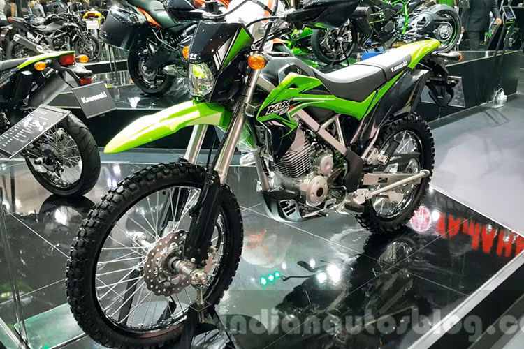 Hãng xe máy Kawasaki Nhật Bản vừa đáp ứng nhu cầu đa dạng, cũng như vừa túi tiền hơn, của các bạn trẻ ở khu vực Đông Nam Á đam mê cầm lái trên các cung đường phượt khó với mẫu xe tay côn Kawasaki KLX 150 2017, gồm 4 phiên bản kèm màu sơn và tem xe sinh động bắt mắt.