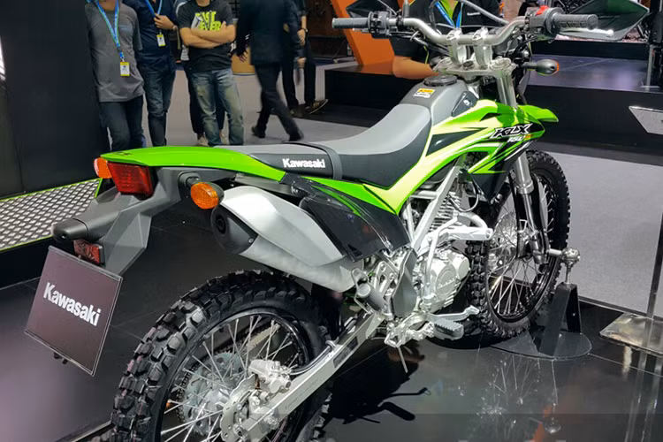 Trên các phiên bản của Kawasaki KLX 150 sở hữu bánh trước cỡ 19inch và bánh sau 16inch, lốp có gai to chuyên bám đường xấu, sử dụng kiểu bánh nan hoa giúp giảm chấn hiệu quả hơn. Cặp phuộc nhún trước loại ống lồng tiêu chuẩn cỡ 33mm với bọc cao su ruột gà ngăn cát bụi.