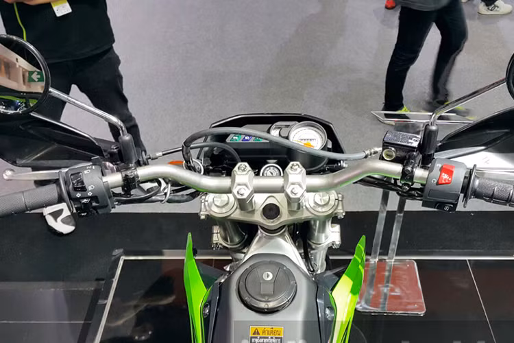 Bên cạnh các chi tiết thiết kế gọn gàng và bắt mắt, phiên bản cào cào cỡ nhỏ này cũng được hãng xe máy Kawasaki thêm mã SE được bổ sung tấm chắn bảo vệ tay cầm lái và động cơ. Nhánh sản phẩm KLX 150BF SE Extreme được hoàn thiện ấn tượng nhờ hệ thống treo giống với KLX 150BF SE.